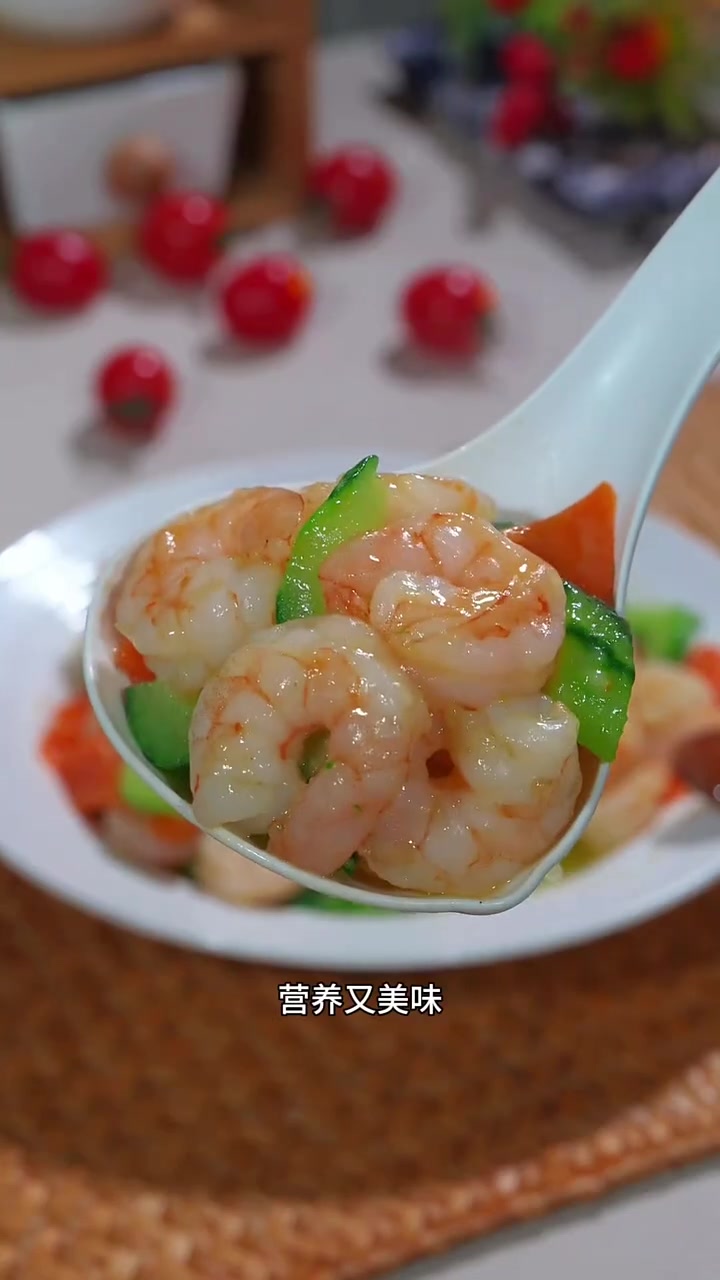 这道青瓜炒虾仁清爽好吃,营养丰富,口感嫩滑,孩子们超喜欢