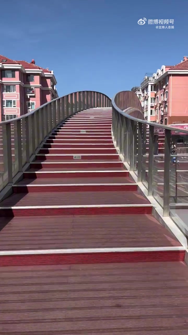 青岛台东步行街:这些老店 你们去过吗?又来台东步行街找回忆了,还记得酷饮地带吗?过街天桥另