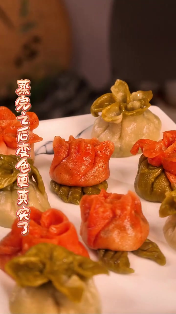 白菜形状和梅花形状的饺子