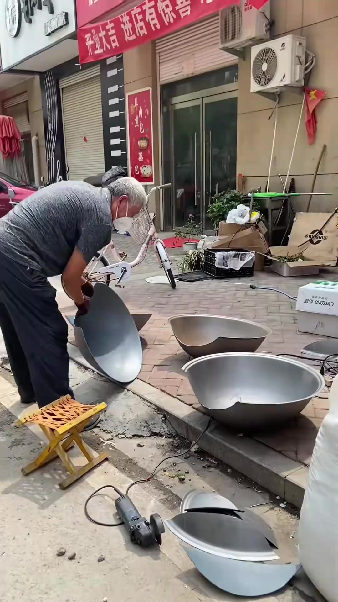 传统工艺再现:师傅巧用两口大锅打造烧饼炉子,探秘发面秘籍!
