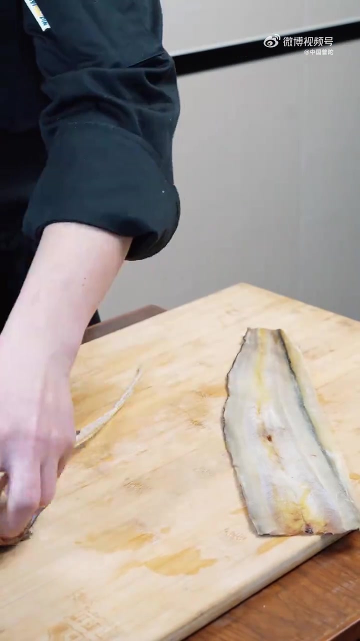 「春季限定!鱼鲞与草籽的奇妙碰撞,鲜掉眉毛的小众美味!」家人们,又到了挖野菜的季节,今天给