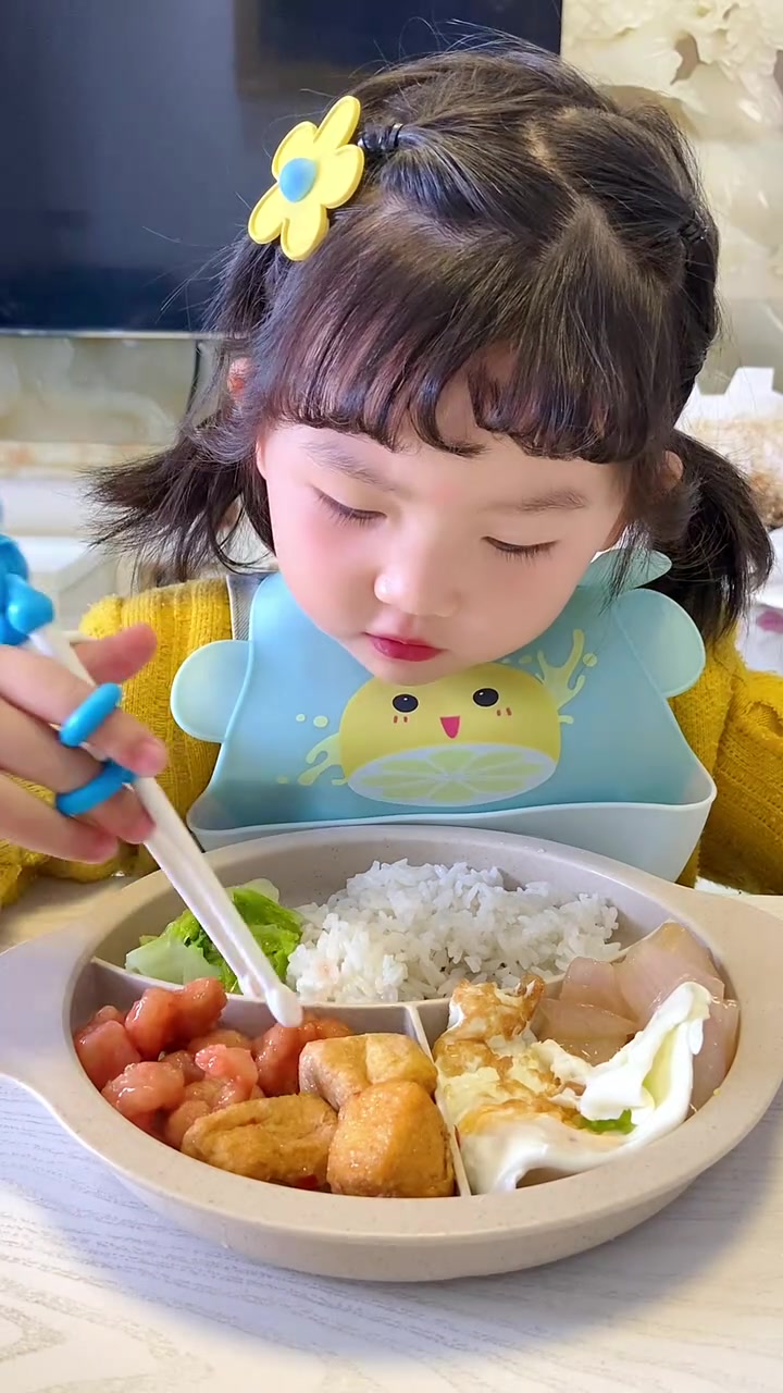 记录吃饭的2天三岁小孩一餐能吃这么多你们家的一餐都吃多少饭菜呢不挑食记