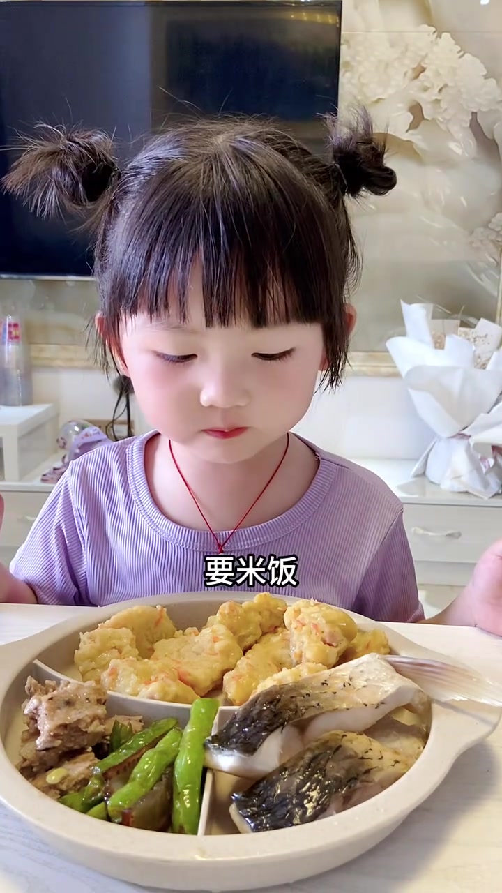 记录吃饭的2天今天小孩吃的好多吃饱饱才能长高高吃饭记录吃饭过程不挑食