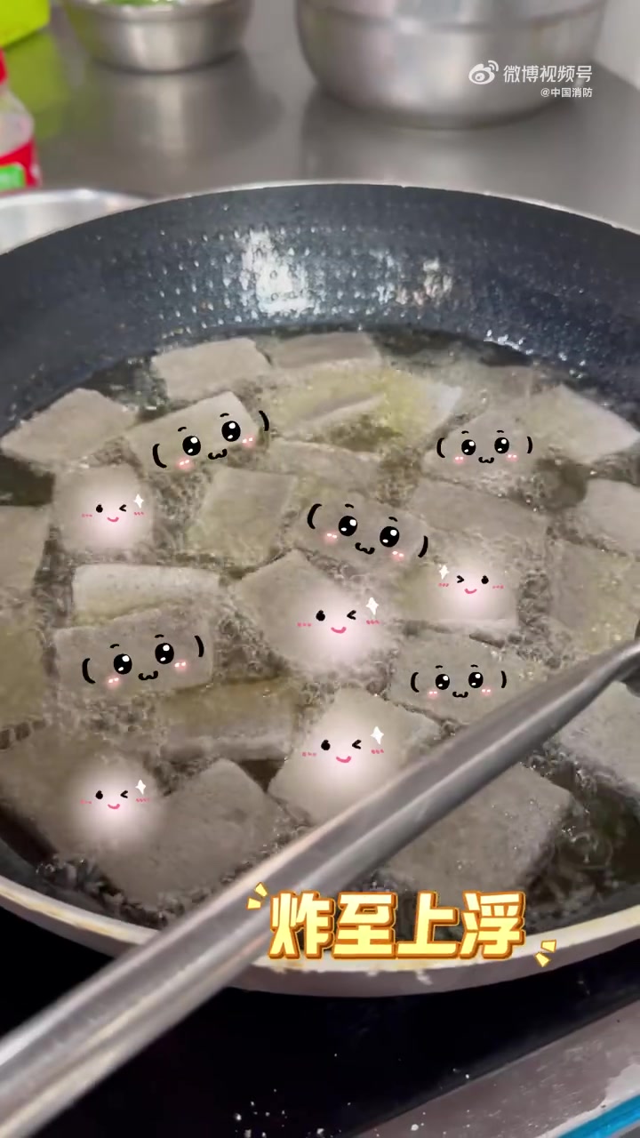 进入春季后,各地气温逐步回升,独属于春天的味道——蕨菜也悄然登场。今天,“蓝朋友”下厨,做