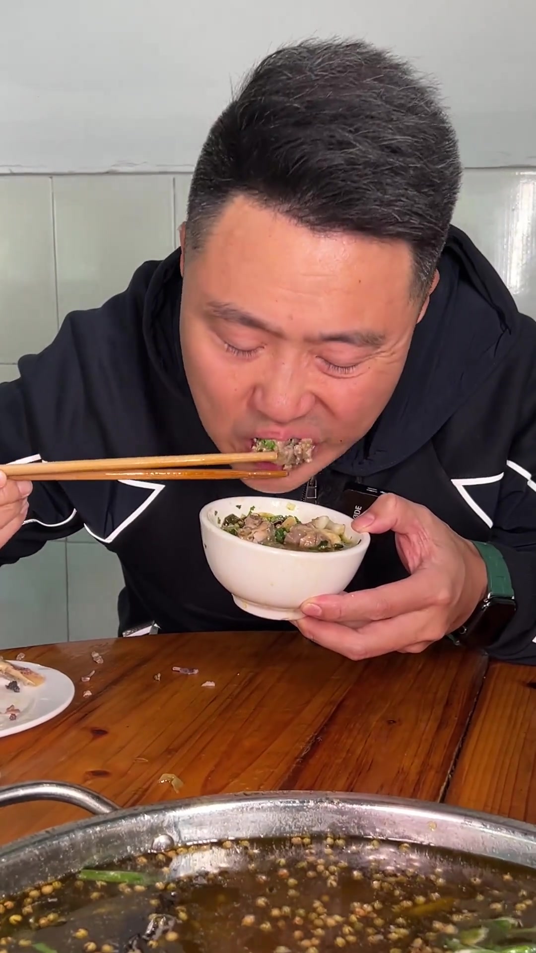 椒香浓郁的酸菜鸡酸爽可口吃起停不下来特别是后面加的嫩肉片和酸菜面块