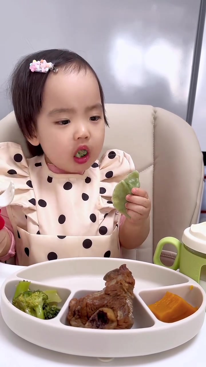 饺子终结者!萌萌可爱的小吃货来了干饭上线爱吃肉肉的小吃货