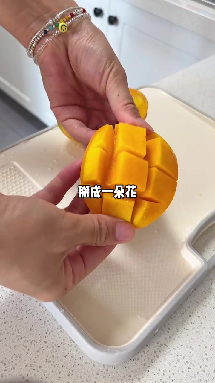 两岁宝宝今日早餐vlog蔬菜三明治+芒果牛油果奶昔营养快手的蔬菜三明治一口下去有肉有蛋有主