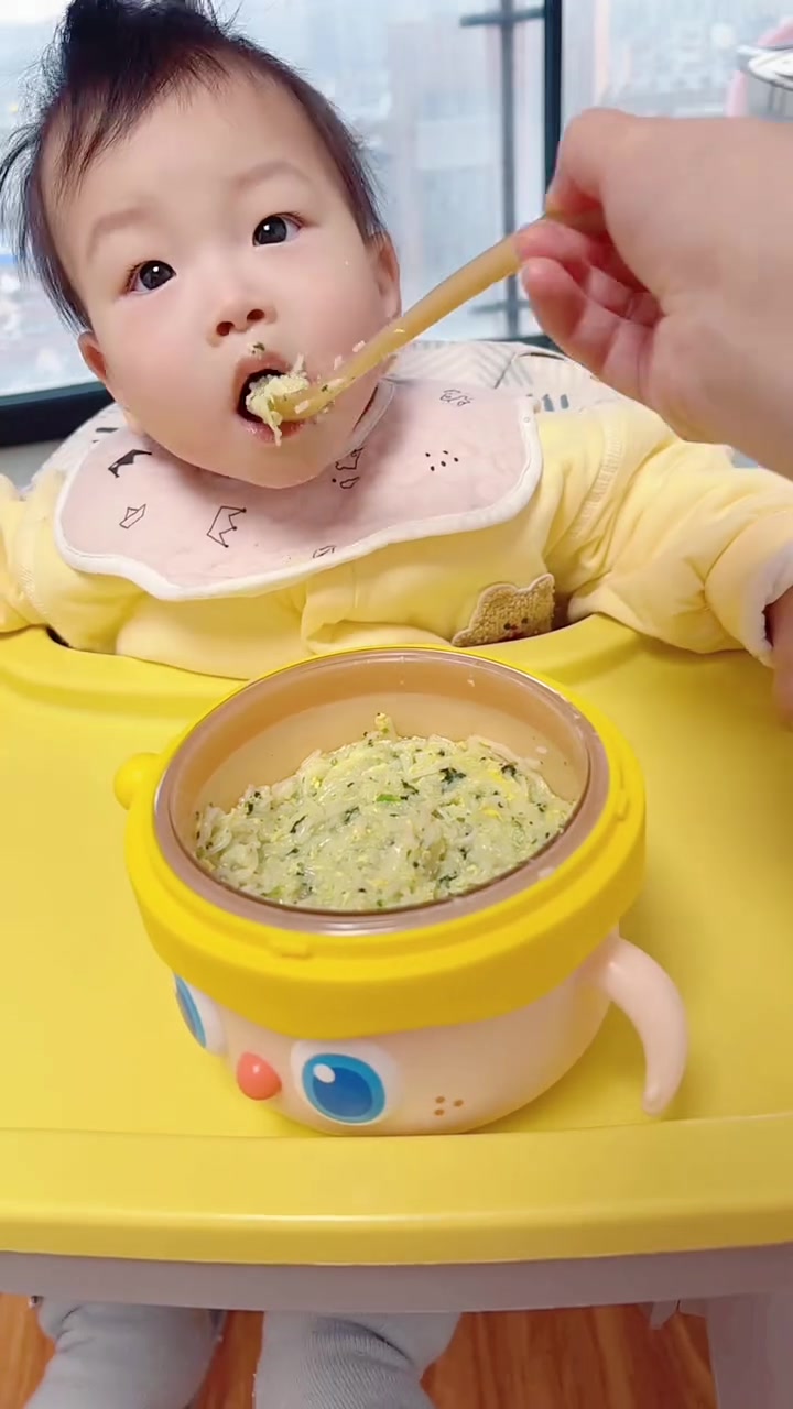 超简单的一款菠菜蛋黄碎碎面补钙补铁软烂好消化我家好喜欢吃面条～每次都给
