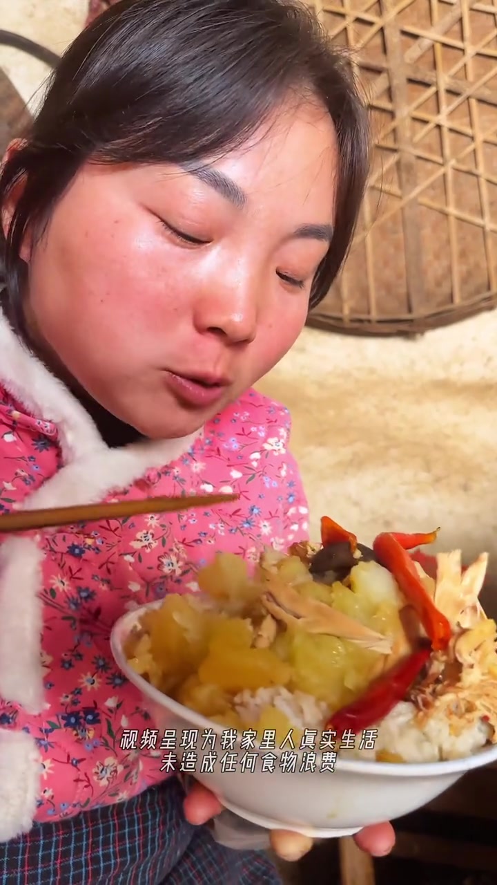 做黄焖鸡,在整个村我是出了名的,真的太好吃了!