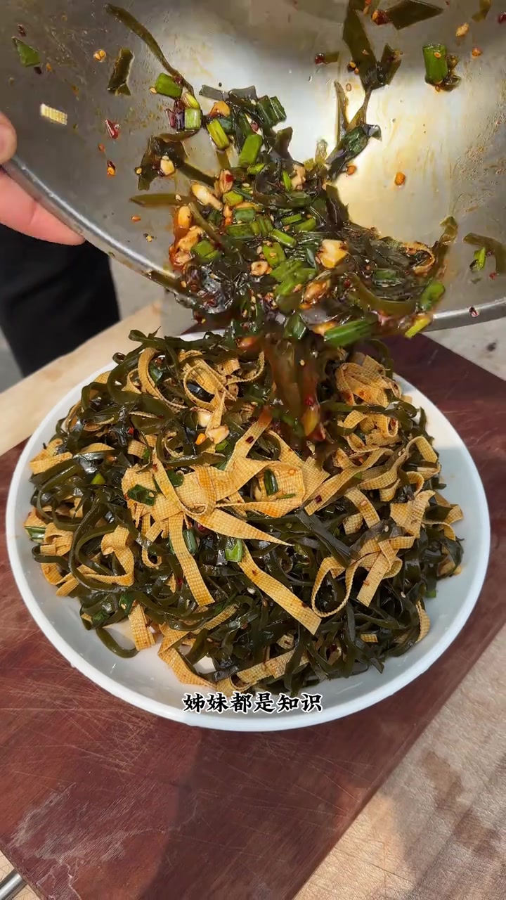 今天在爷爷的带领下给三轮车弄个新车位!简单做了个茄子打卤面配上凉拌菜!喷香!