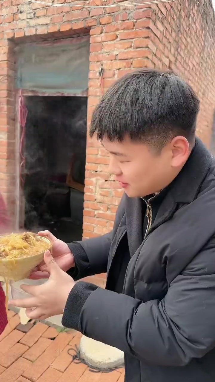 在俺家,冬天的比肉香!地里刚摘的青脆萝卜,配上新鲜排骨鸡子,自家的一下锅,再让俺妈的秘制调