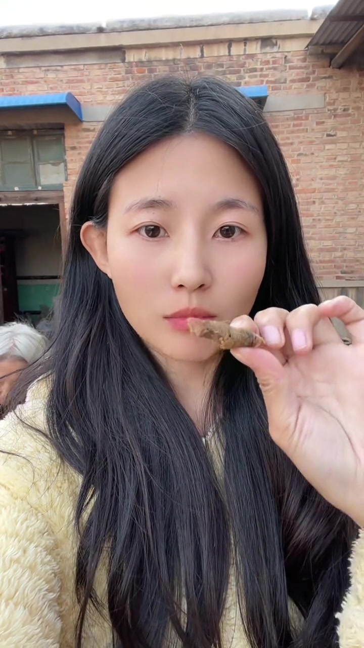 春天在邢台平乡是榨菜叶儿的季节,带你们看看榨菜叶是要怎么做的,一锅菜叶儿老咸菜晒干了可以吃