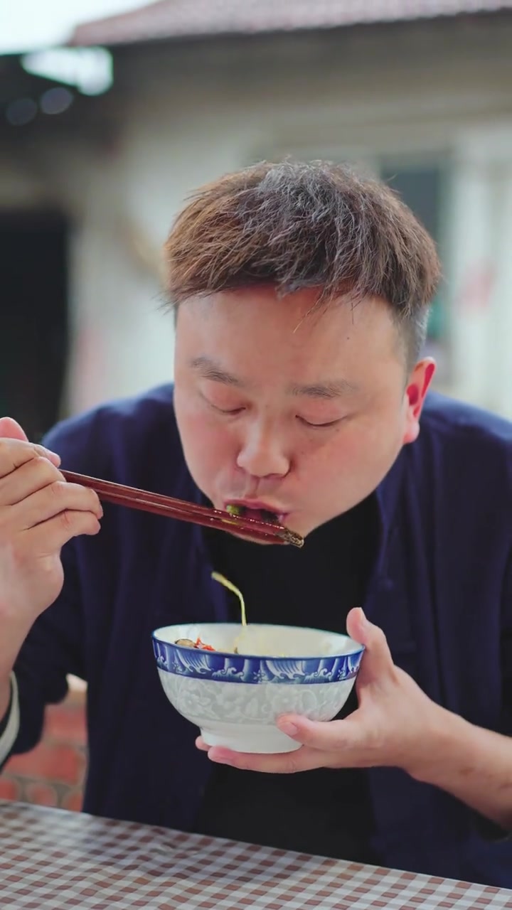 葱爆鳝鱼丝,香辣鳝鱼骨,隔着屏幕都闻着香