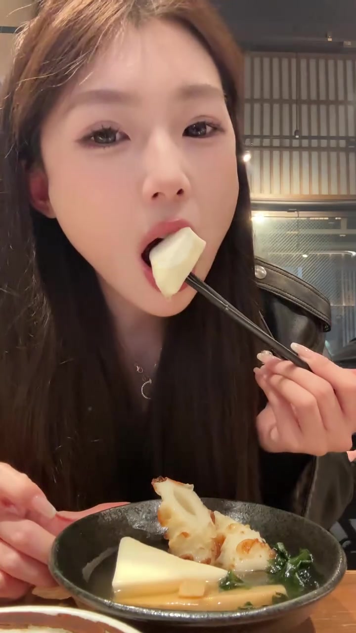 来东京一定要吃这家80年汤底的关东煮!鸡汤关东煮真的超级推荐,吸满汤汁的萝卜和一口咬下去糯