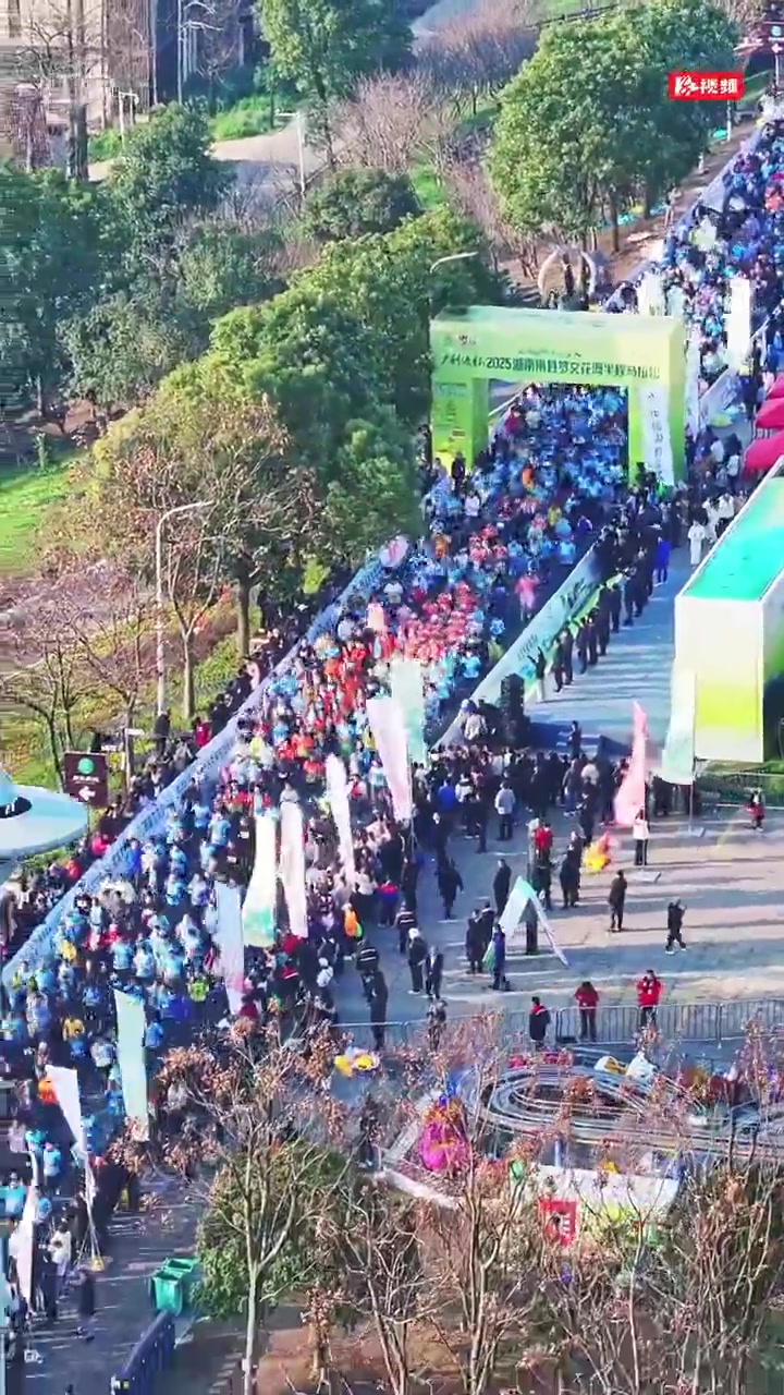 3500人“跑”进金色油画!南县花海马拉松飘起小龙虾香