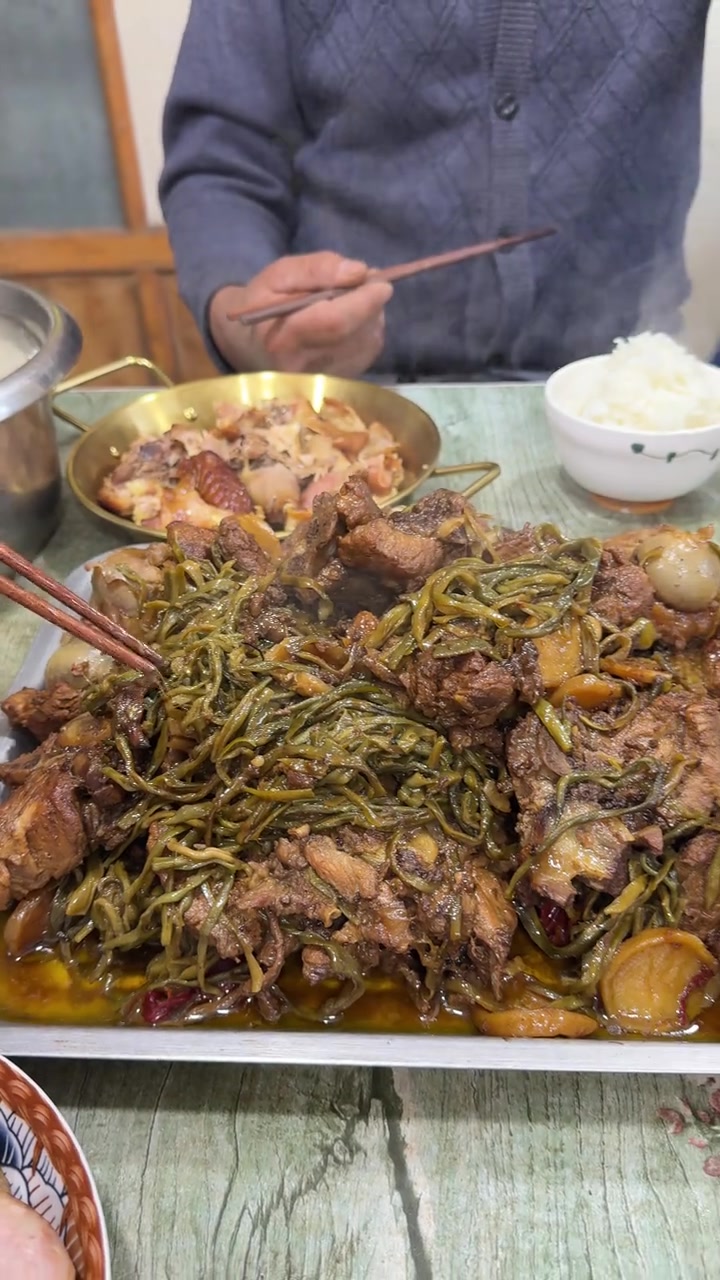 炖排骨放土豆干豆角丝绝配了,嘎嘎香～