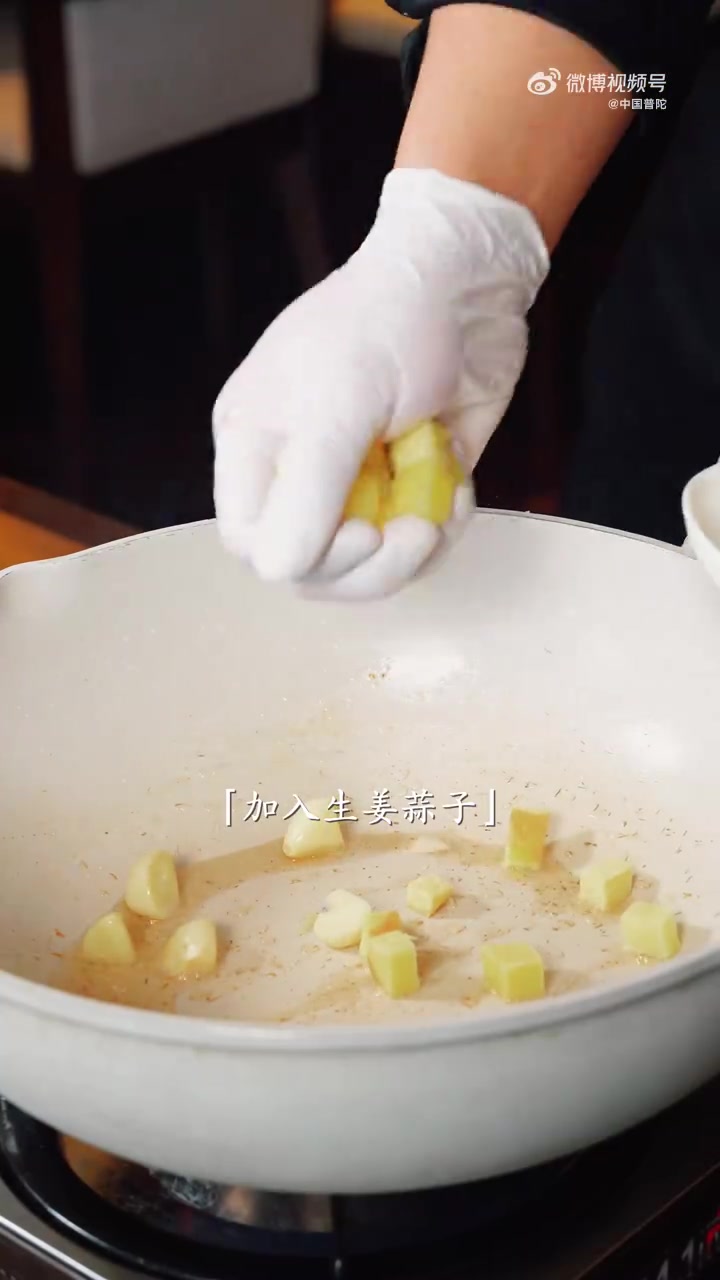 三月必吃!鲳鱼烧土豆,鲜到掉眉毛!今天分享一道超家常的鲳鱼烧土豆。挑鲳鱼得选新鲜的,像流网