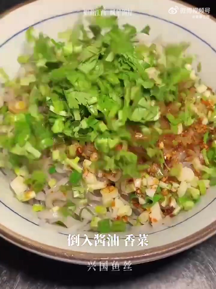 兴国鱼丝是江西赣州兴国县的传统小吃,属于客家菜,又称“与你相思”。主要食材为草鱼和薯粉,其