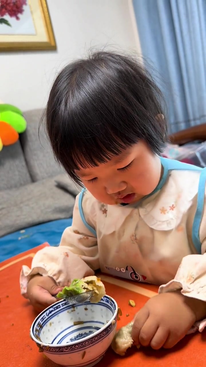终于知道为什么过年过节家家都喜欢吃饺子了。一家人在一起包饺子,一边包一边笑,一边吃一边闹,