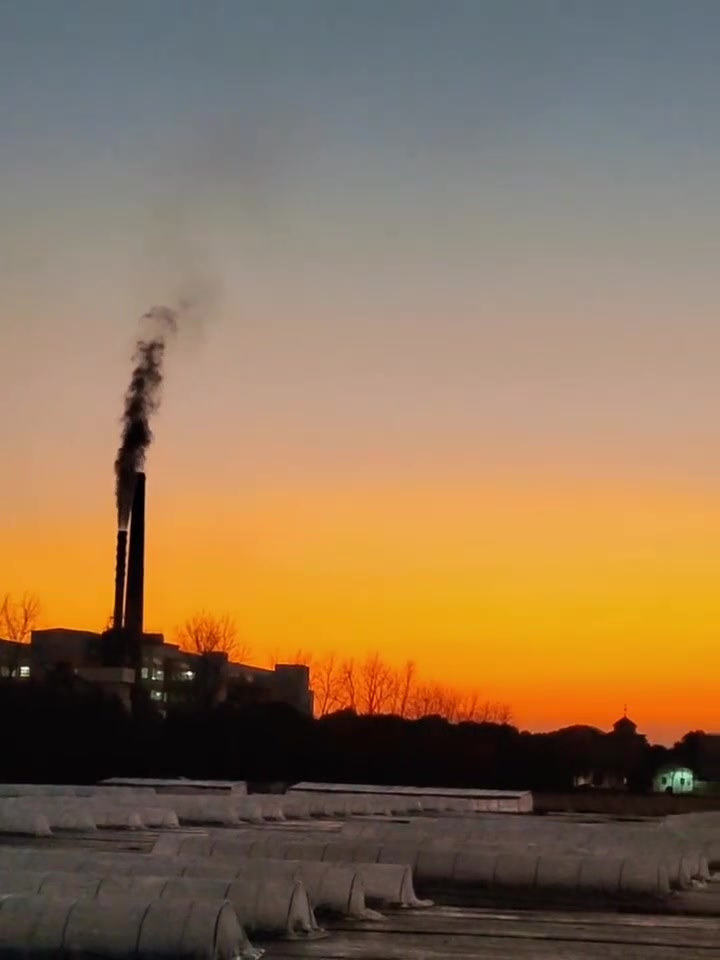 落日余晖染红整个天际线 落日余晖,在我们香氛苗圃基地拍摄,平凡的一天在美景下落幕。随拍 日