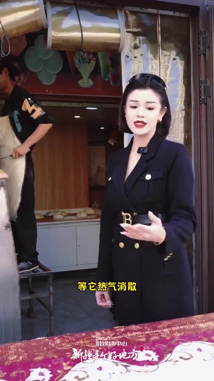 新疆小姐姐望馕生情,原地诗朗诵。毕竟刚出炉的大馕,趁热撕一块,麦香扑鼻,越嚼越香,谁能不爱