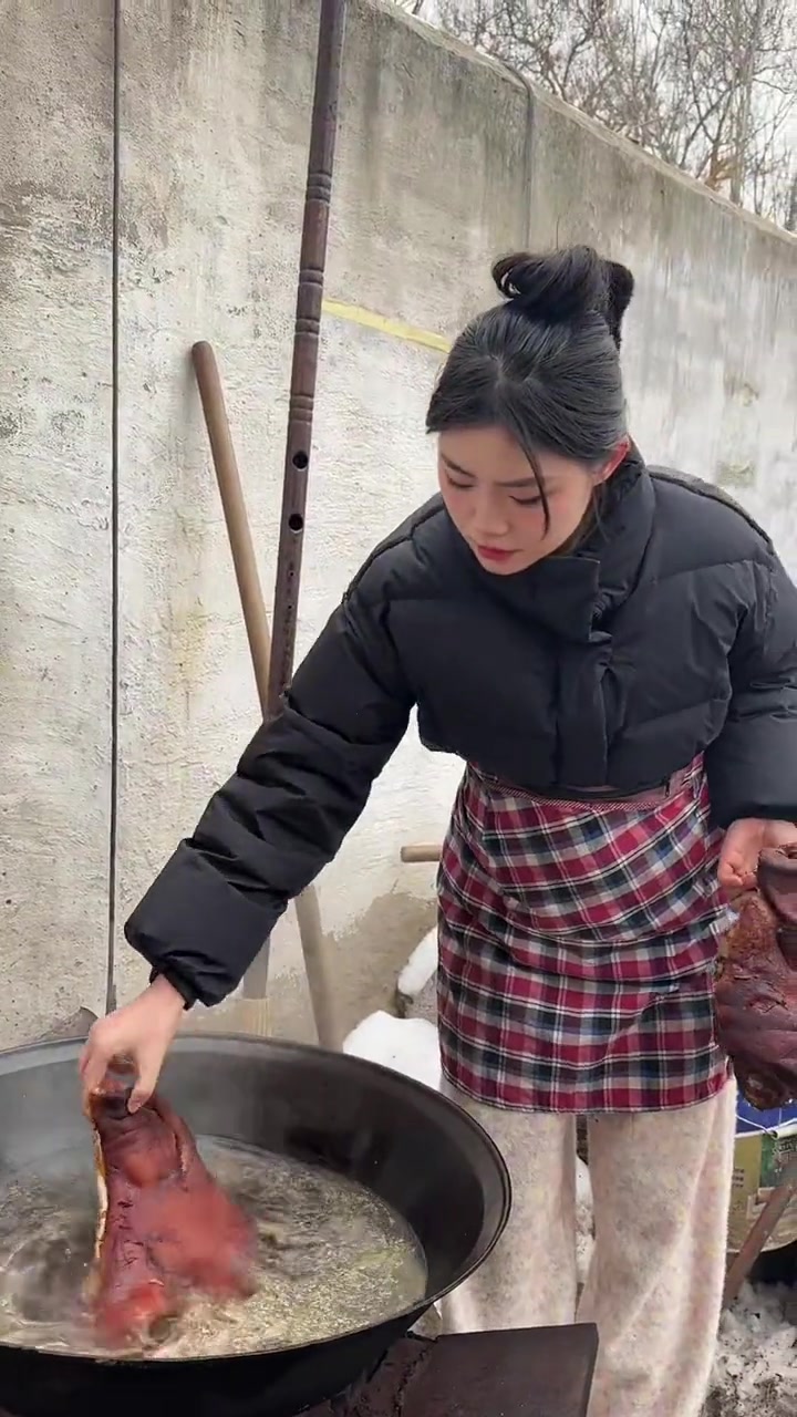 今天卤猪头安排上,咬上一口,肥而不腻,一口肉一口蒜 那就一个绝
