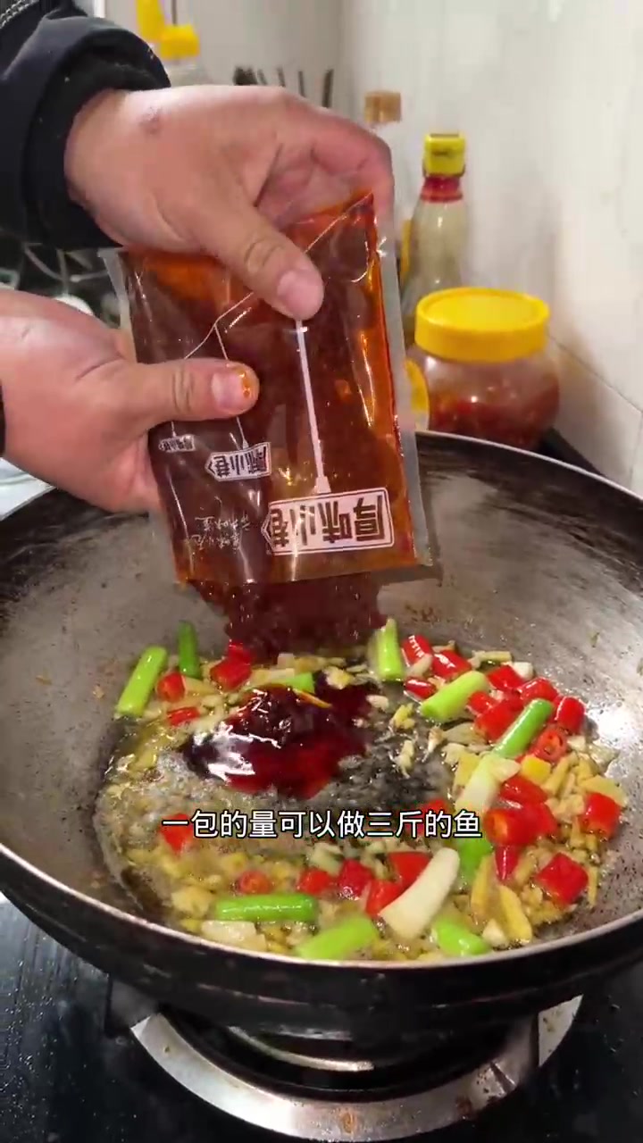 外面的雪景,配上一桌子热气腾腾的饭菜,一家人围在桌子边,一边吃一边炖,这样惬意的日子,就是
