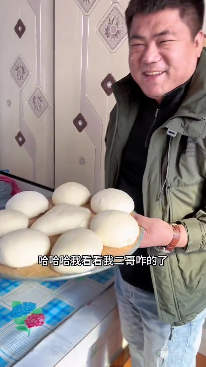 东北农村家常菜,发面大馒头配上猪肉酸菜汤,嘎嘎香!