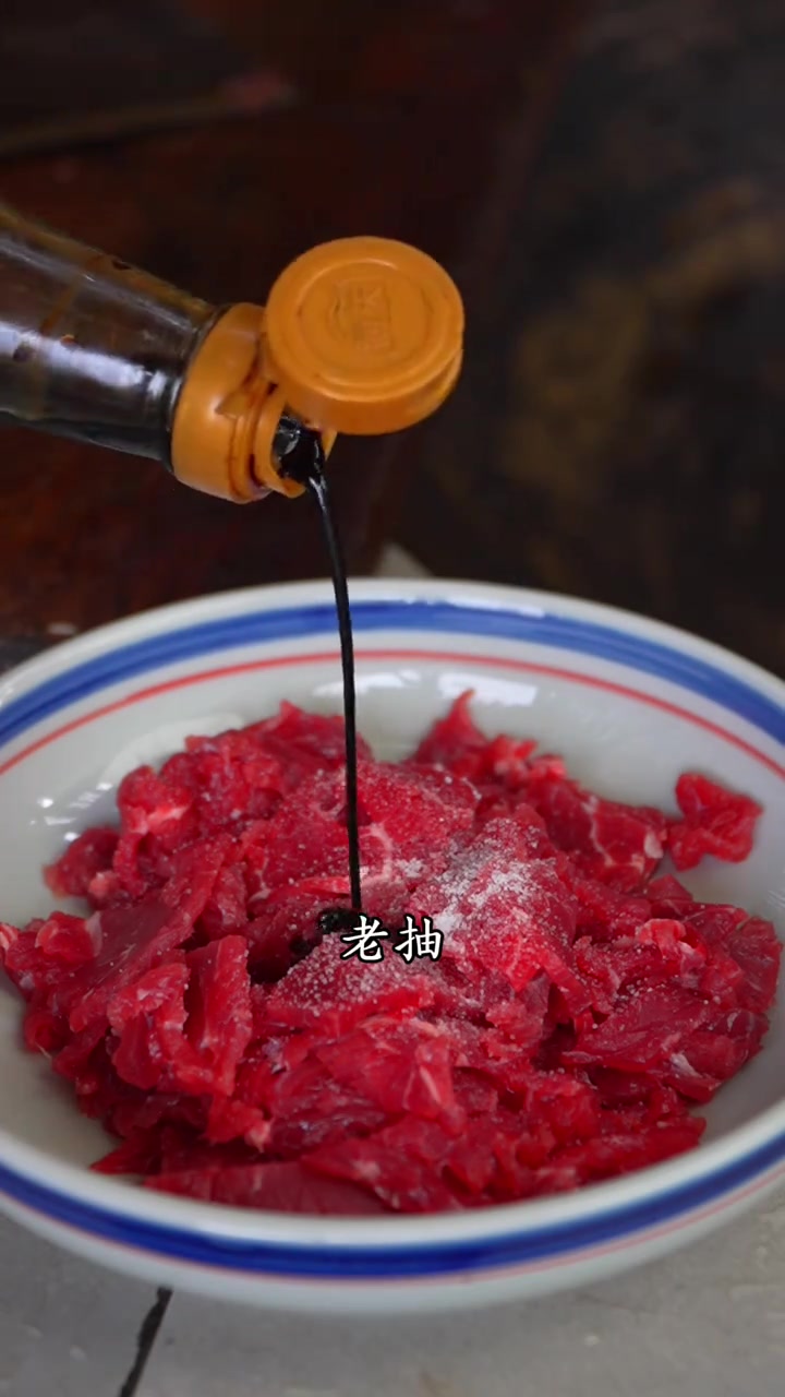 农村慢生活,烟火抚人心。一道香葱炒腊肉,依旧是小时候的味道,配上个牛肉爆炒黄瓜皮,开胃下饭