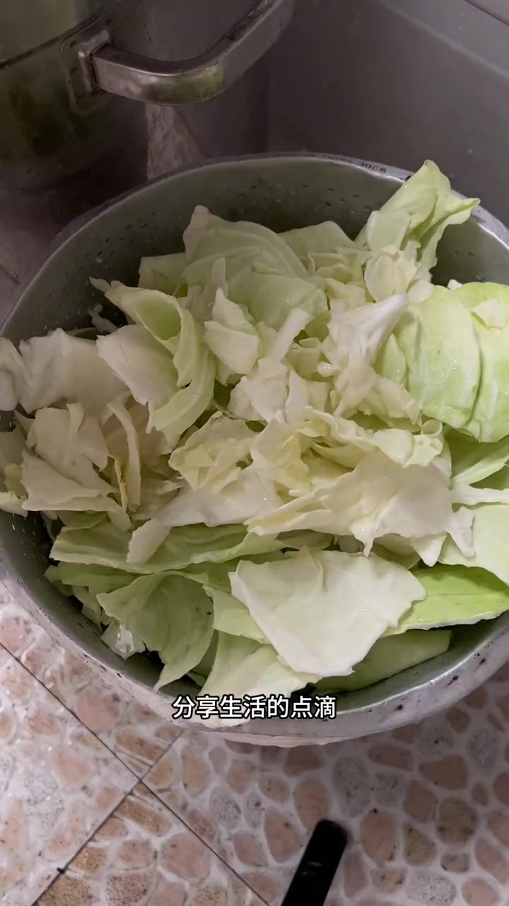 今天回娘家,妈妈又做了一桌丰盛的饭菜。大家都落座后,妈妈就开始不停地给我夹菜,碗里很快就堆