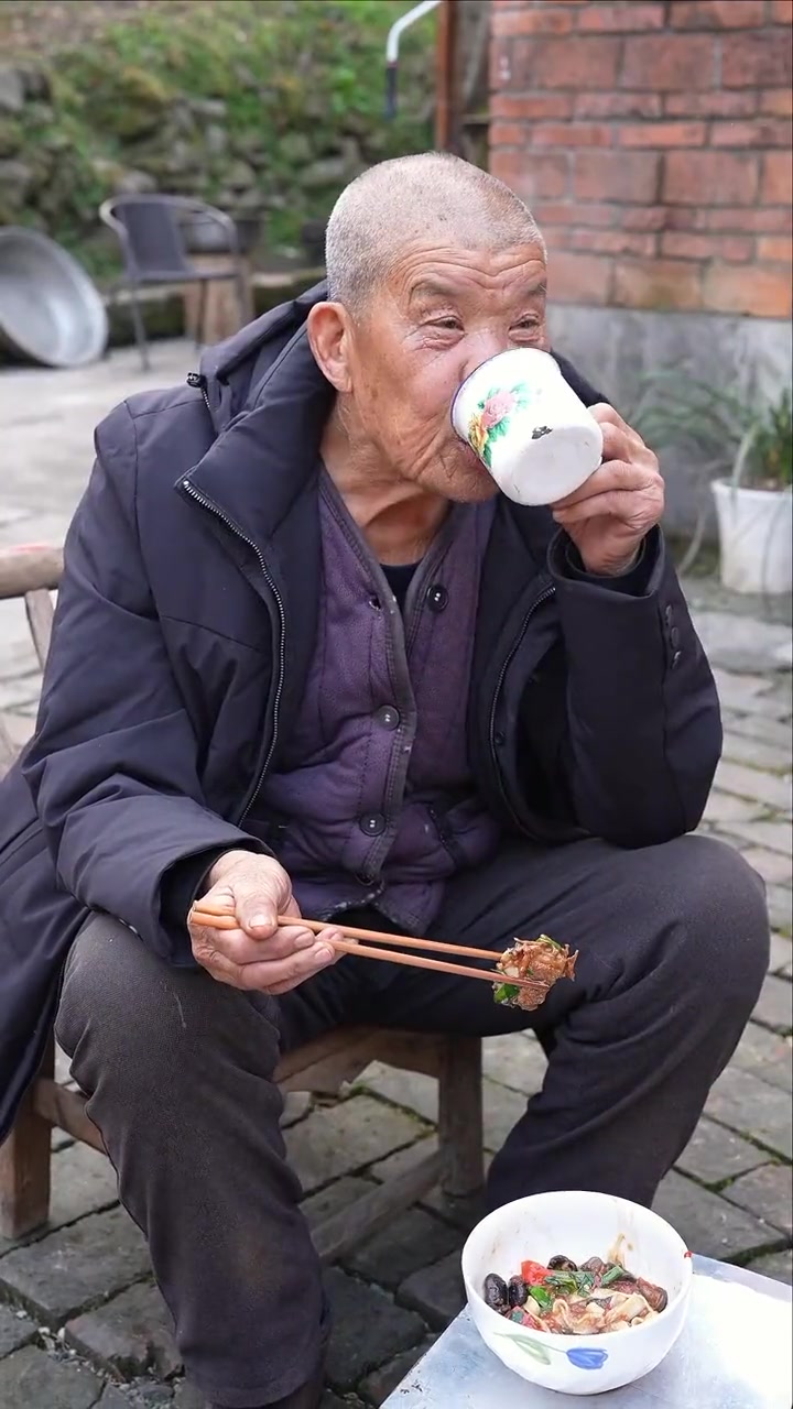 小鸡炖蘑菇干拌面,大家可以在家安排上,嘎嘎香