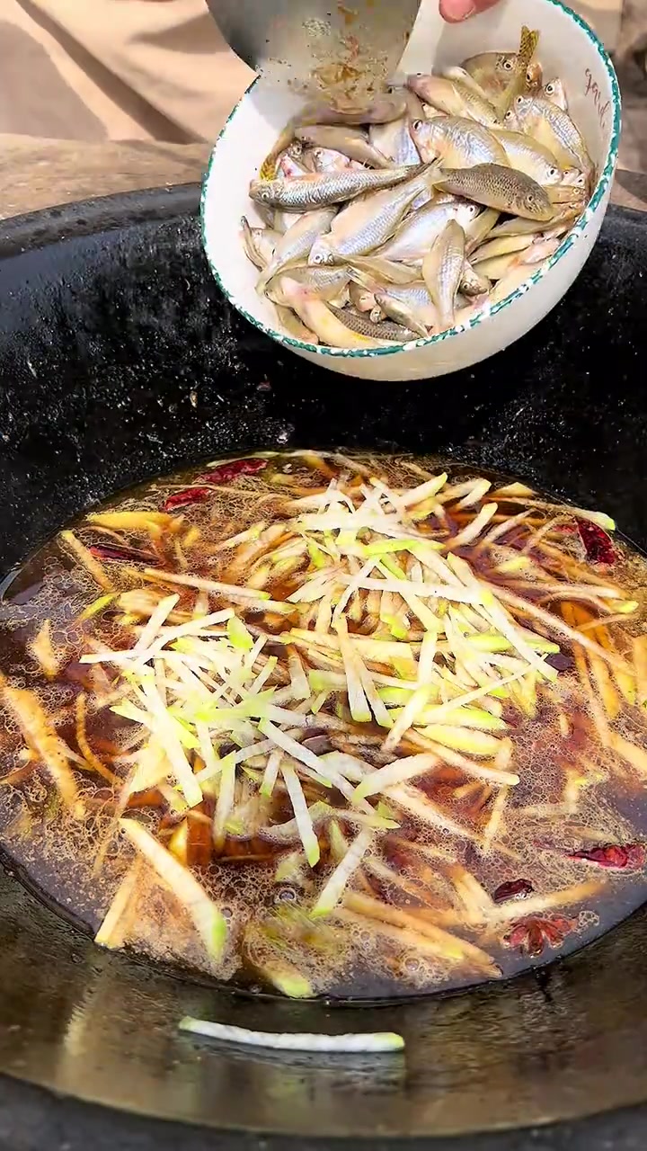 这才是春天该吃的饭,河北保定人爱这一口,小鱼炖咸菜