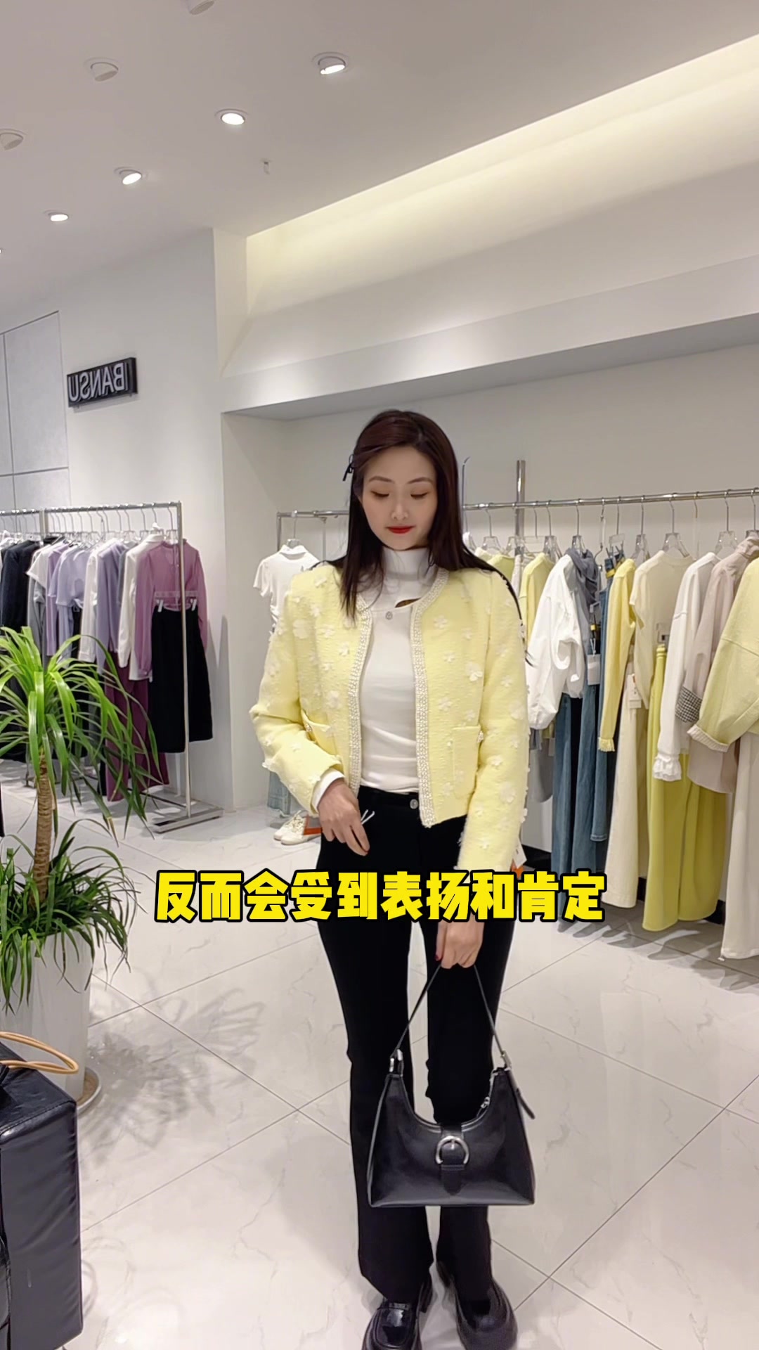 春季小个子外套怎么搭配?可以试试黑色微喇裤!时尚显瘦显高!