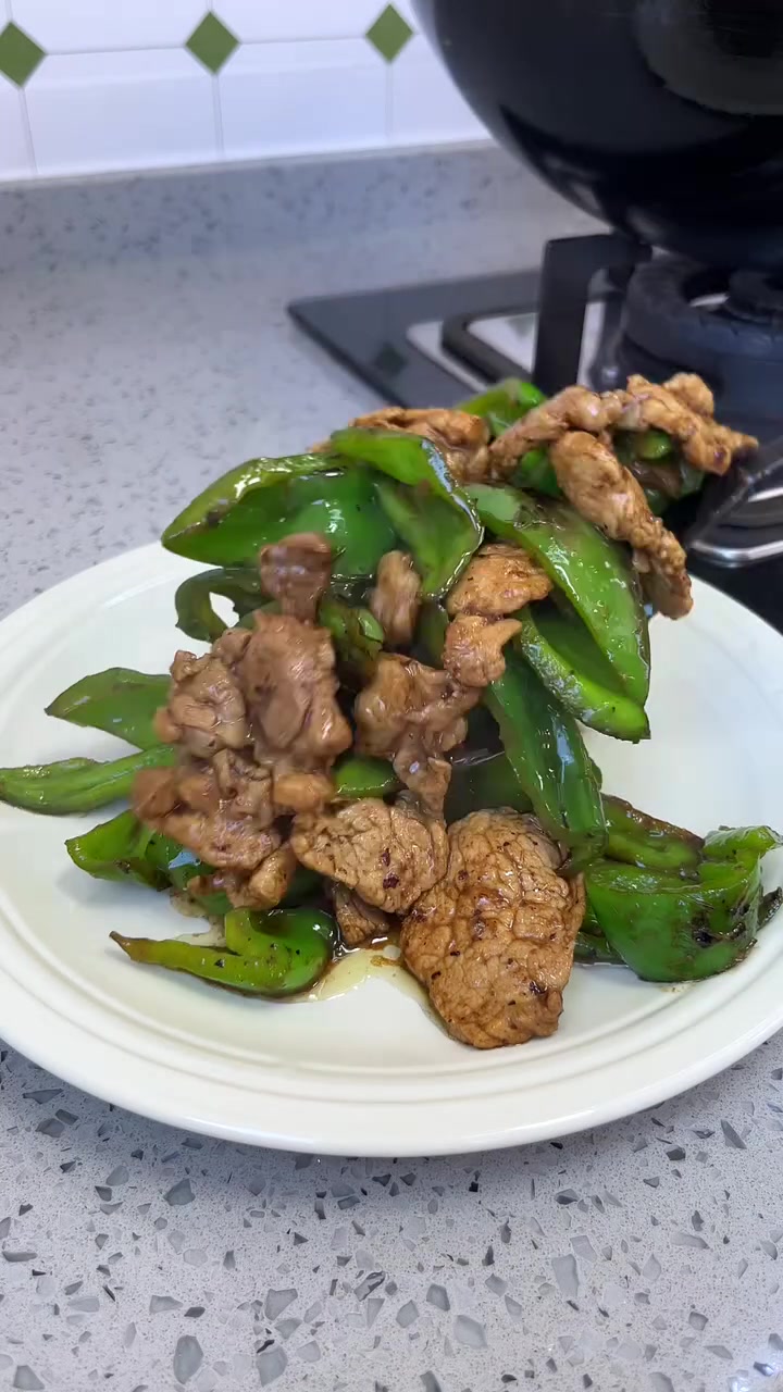 今天给司机师傅 小学生做了红糖枣馒头、辣椒炒肉、酱油鸡、牛肉汤粉