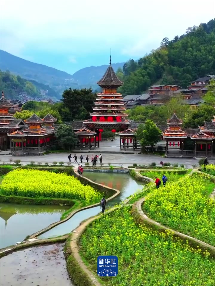 在贵州肇兴侗寨,聆听天地间动人的侗族大歌,感受鼓楼下人们的团结与活力;走过风雨桥,看桥亭相