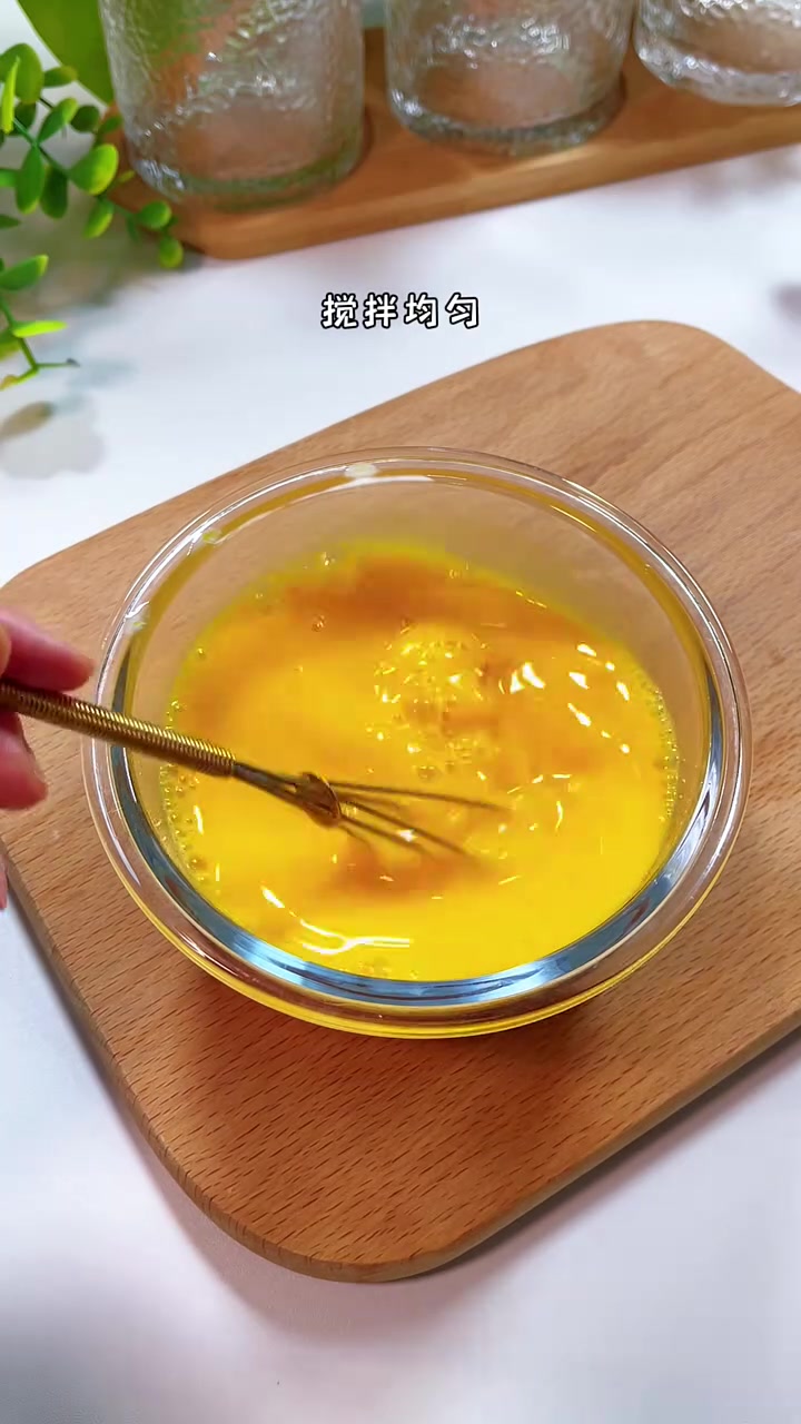 7月+宝宝辅食|时蔬鸡蛋羹 别给孩子只吃白水蒸蛋啦!做成这样的时蔬鸡蛋羹,鲜嫩多汁营养好吃
