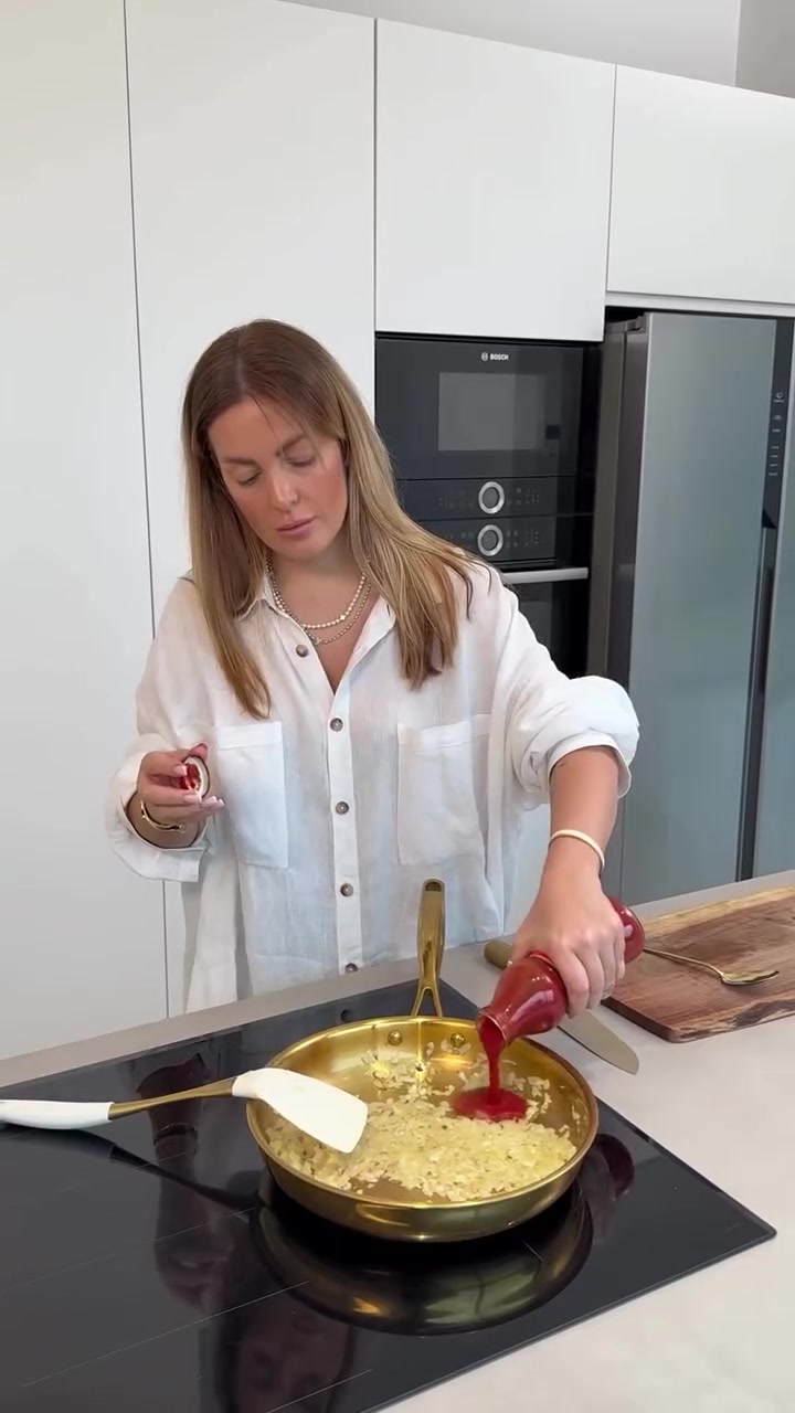 早在19世纪,意大利国王和他的妻子访问那不勒斯,决定品尝著名的农民蔬菜馅饼,面包师决定给这