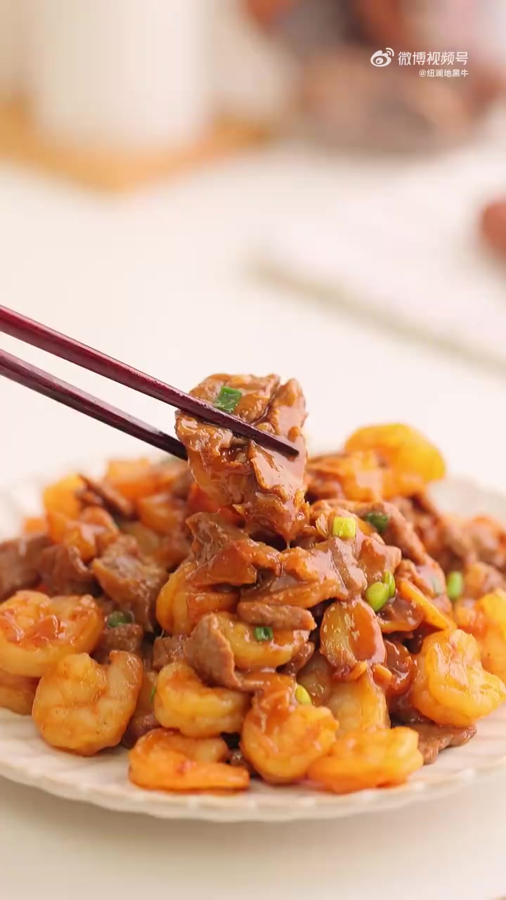 鲜嫩牛肉遇上 Q 弹虾球,再裹上浓郁沙茶酱汁,每一口都是春天的热辣与鲜香。牛肉纹理清晰,入