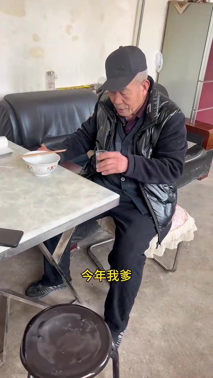 每天都不知道该吃啥饭了,今天媳妇儿要吃炒面,赶紧给做个西红柿葱头鸡蛋炒面,看着他开心的吃,