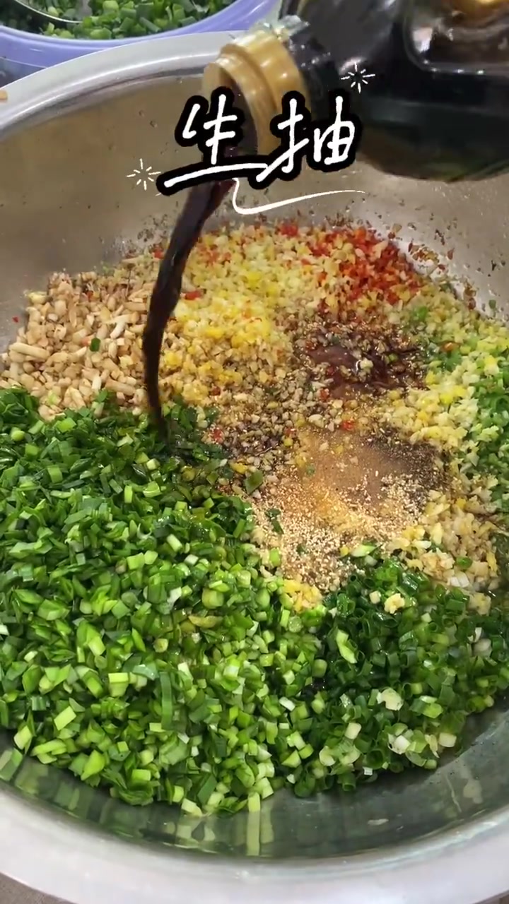 凉拌鲫鱼的魅力,是鲜嫩鱼肉与清爽调料的完美融合。今天 湘西消防 蓝朋友教你做一道酸辣开胃的