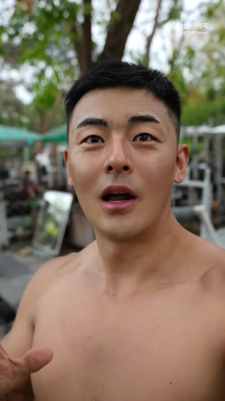 世界上最便宜的健身房 长什么样子?曼谷乍都乍公园西北角 其实曼谷的大部分公园都是 这种健身