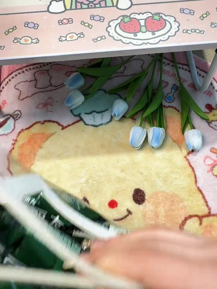 清新抹茶味好丽友派真的好好吃啊!巧克力脆皮裹着绵软蛋糕和拉丝