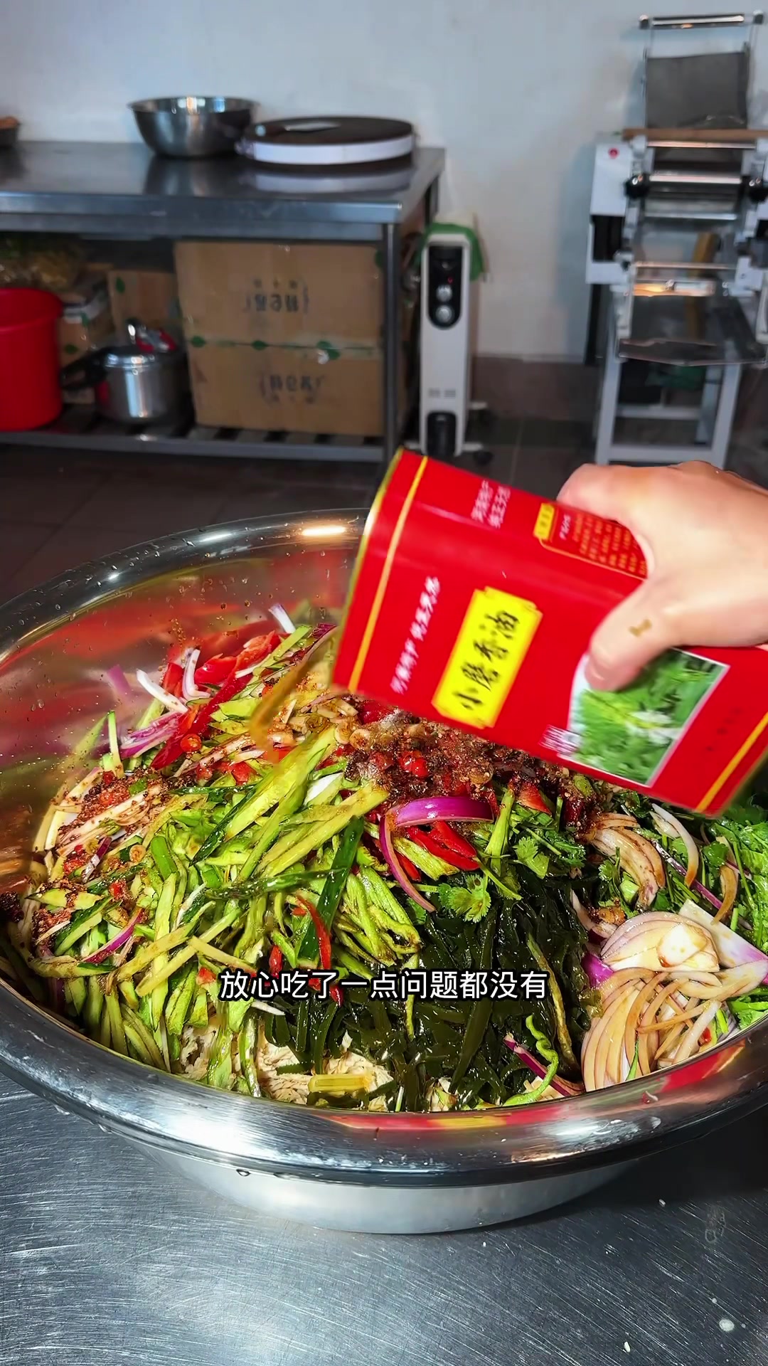 今天给工地师傅们做的羊肚丝儿和鸡腿炖土豆?