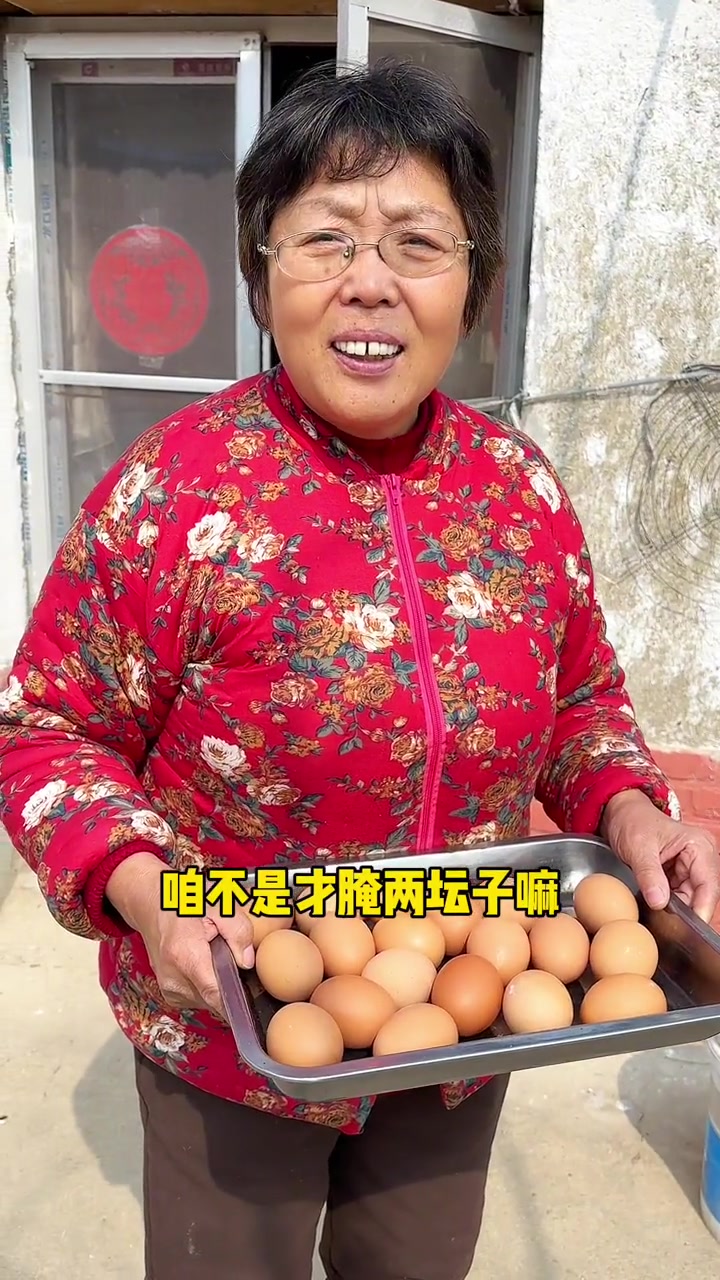 婆婆腌了闻着臭吃起来香的臭鸡蛋,方法简单,这样腌个个出沙流油