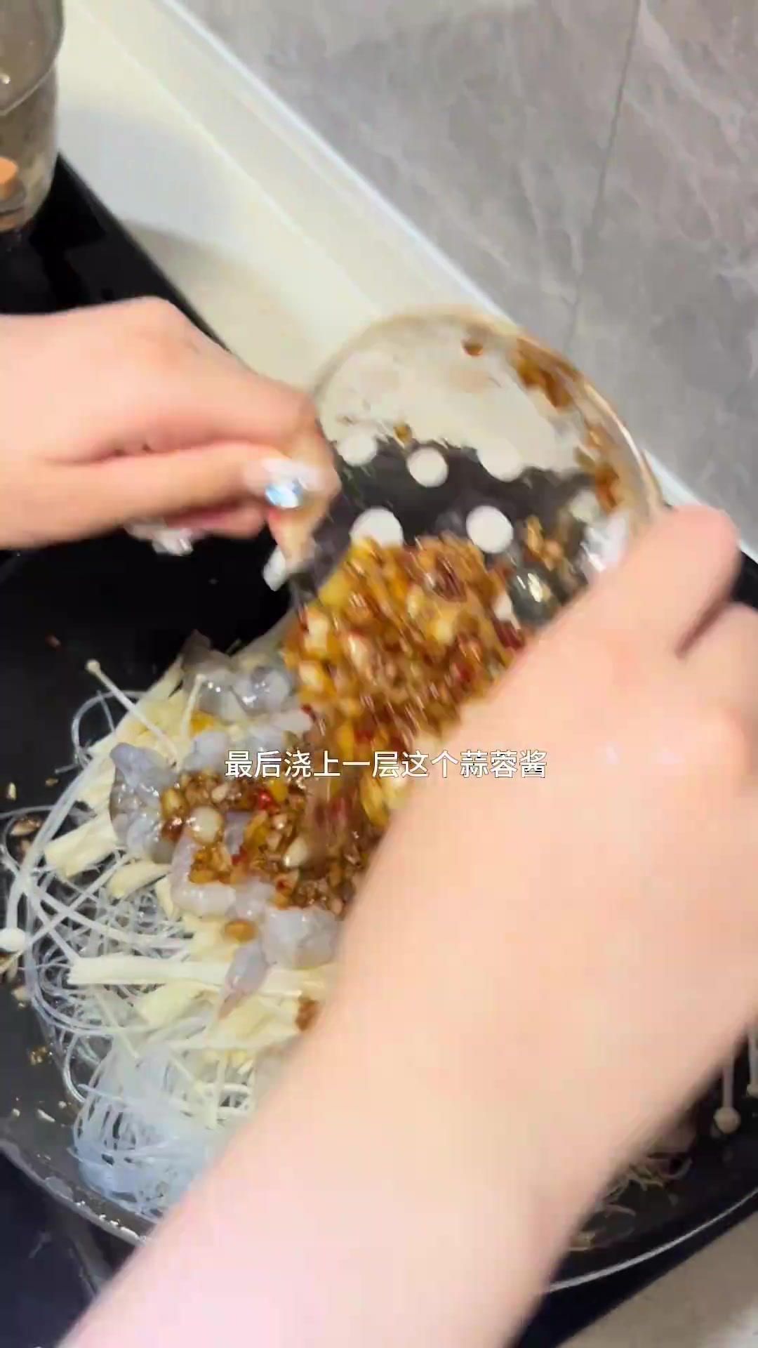 张颜颜:今天去朋友家做蒜蓉粉丝虾和油菜炒蘑菇!!!