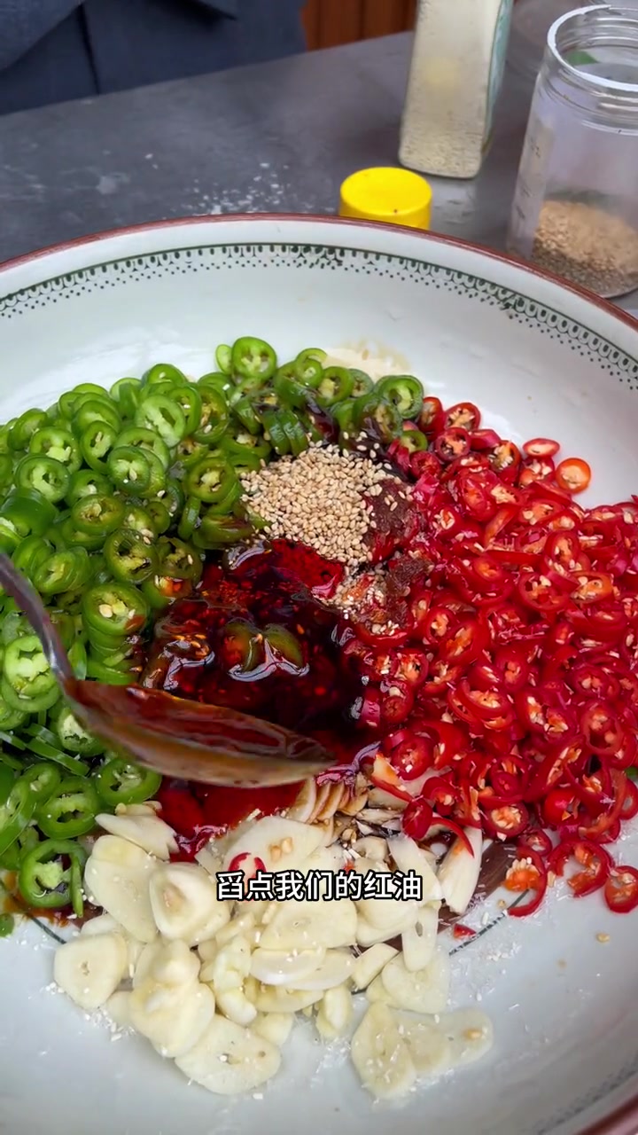 小鹅菜拌牛肉,你吃过吗?哥哥吃了!说要找个女朋友一起去摘野菜