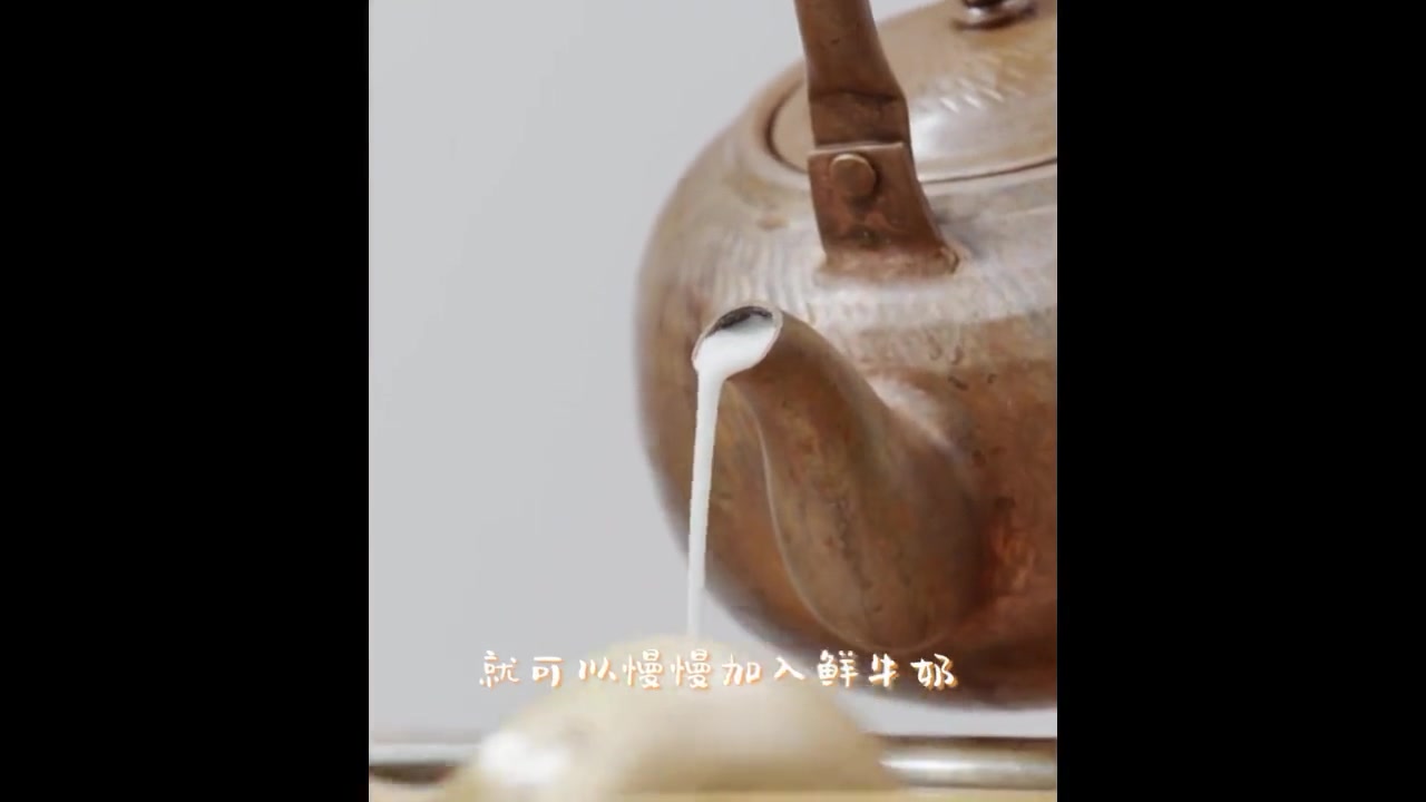 蒙古传统锅茶制作:青砖、奶制品与牛肉干的完美融合
