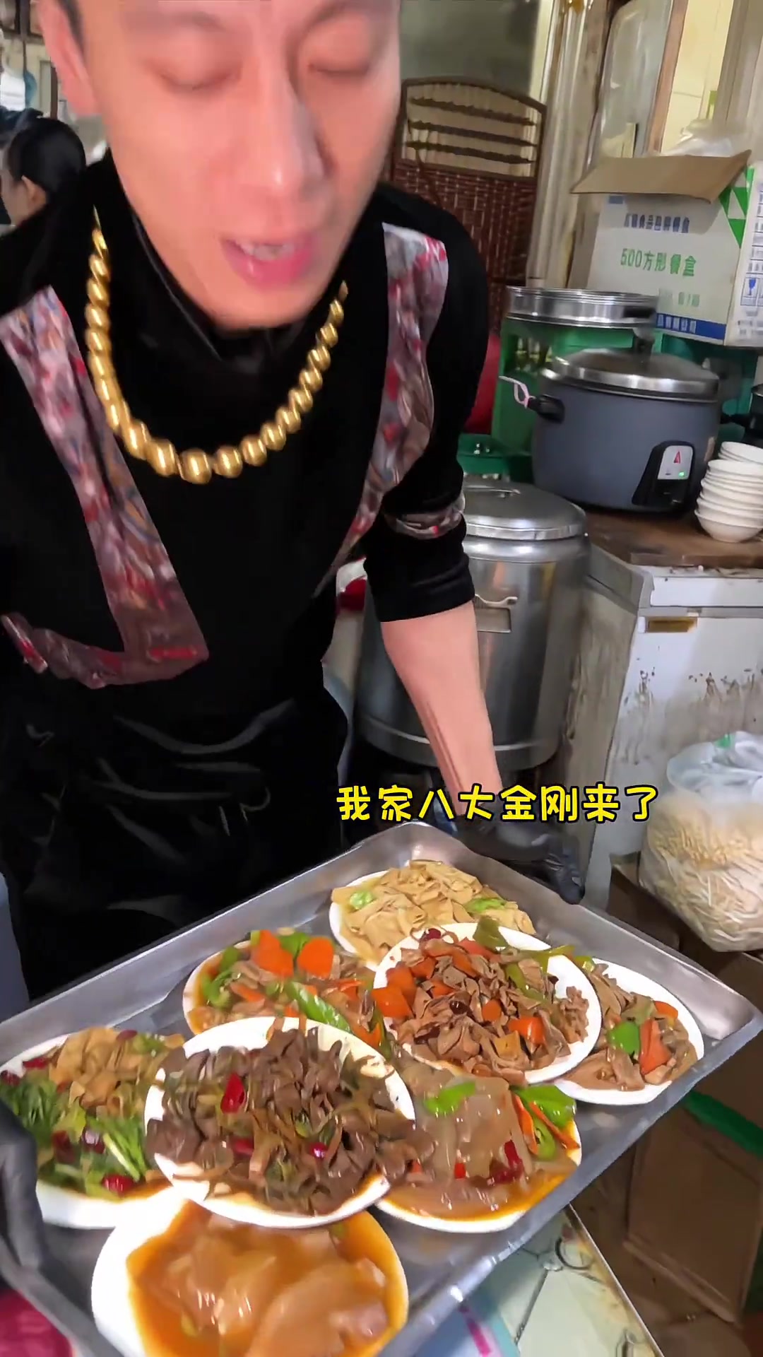 东北餐馆100块钱12个菜,你们感觉值不值!东北菜量到底有多大