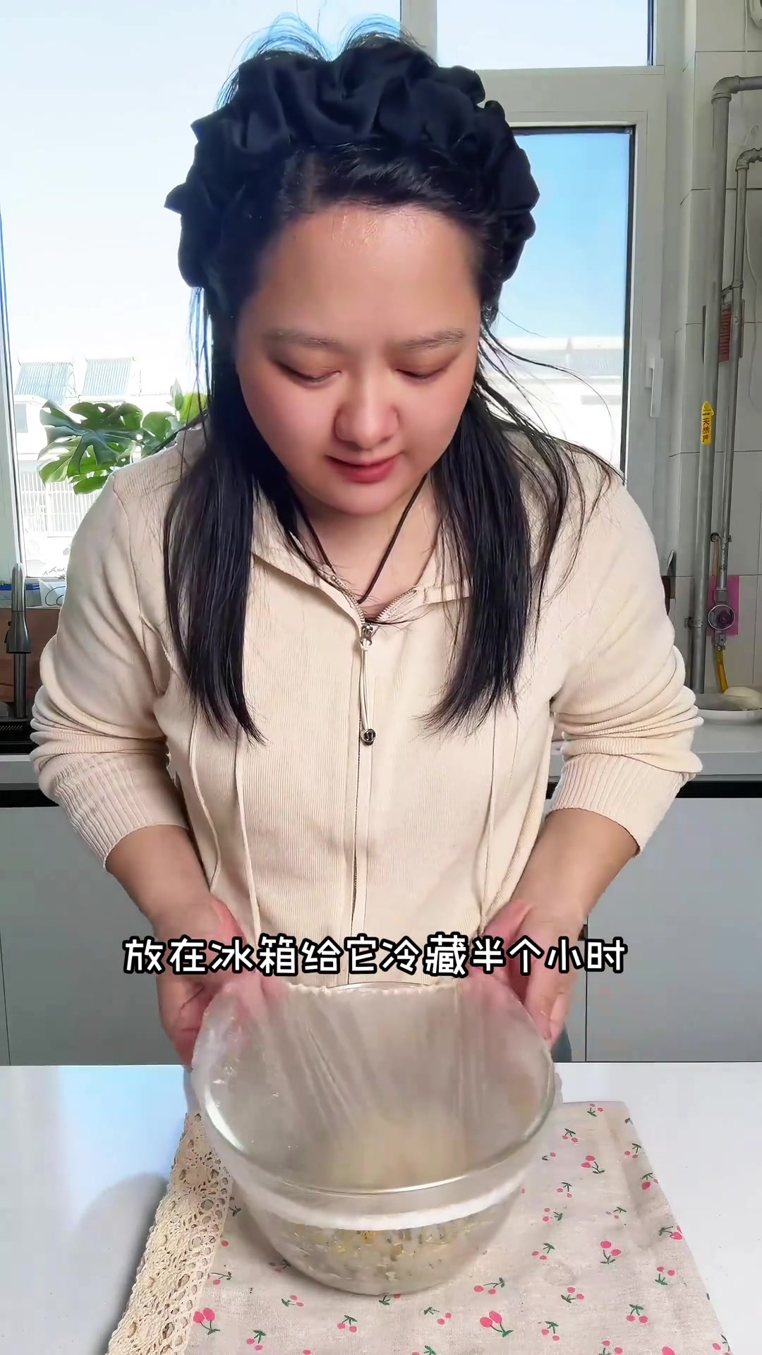 今天又用空气炸锅做了黑芝麻欧包,外皮酥脆内里柔软拉丝,做成汉堡也太好吃