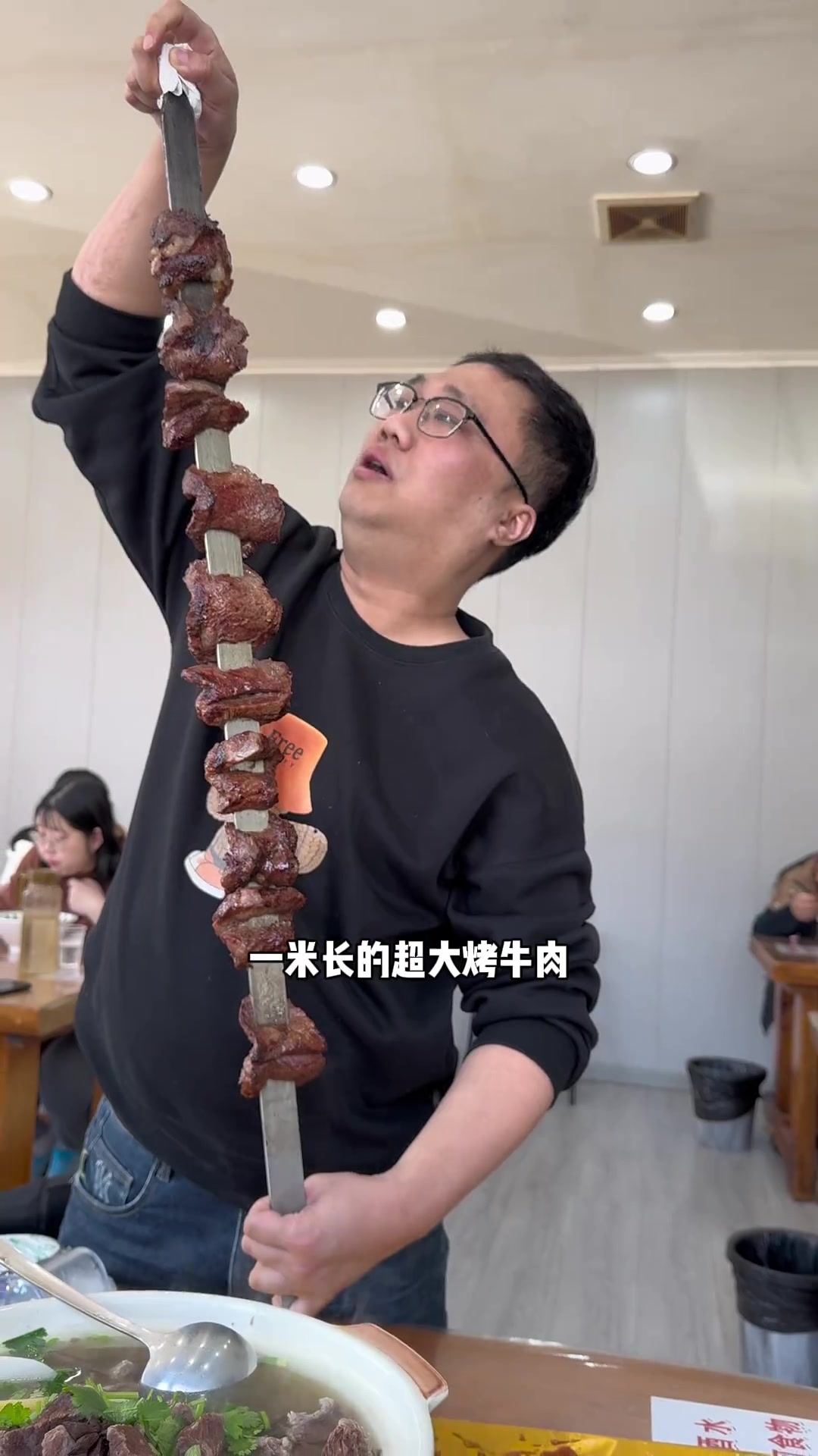 运城老街上的清真美食店,一米长的超大烤牛肉串,清汤炖牛肉,羊肉串烤包子